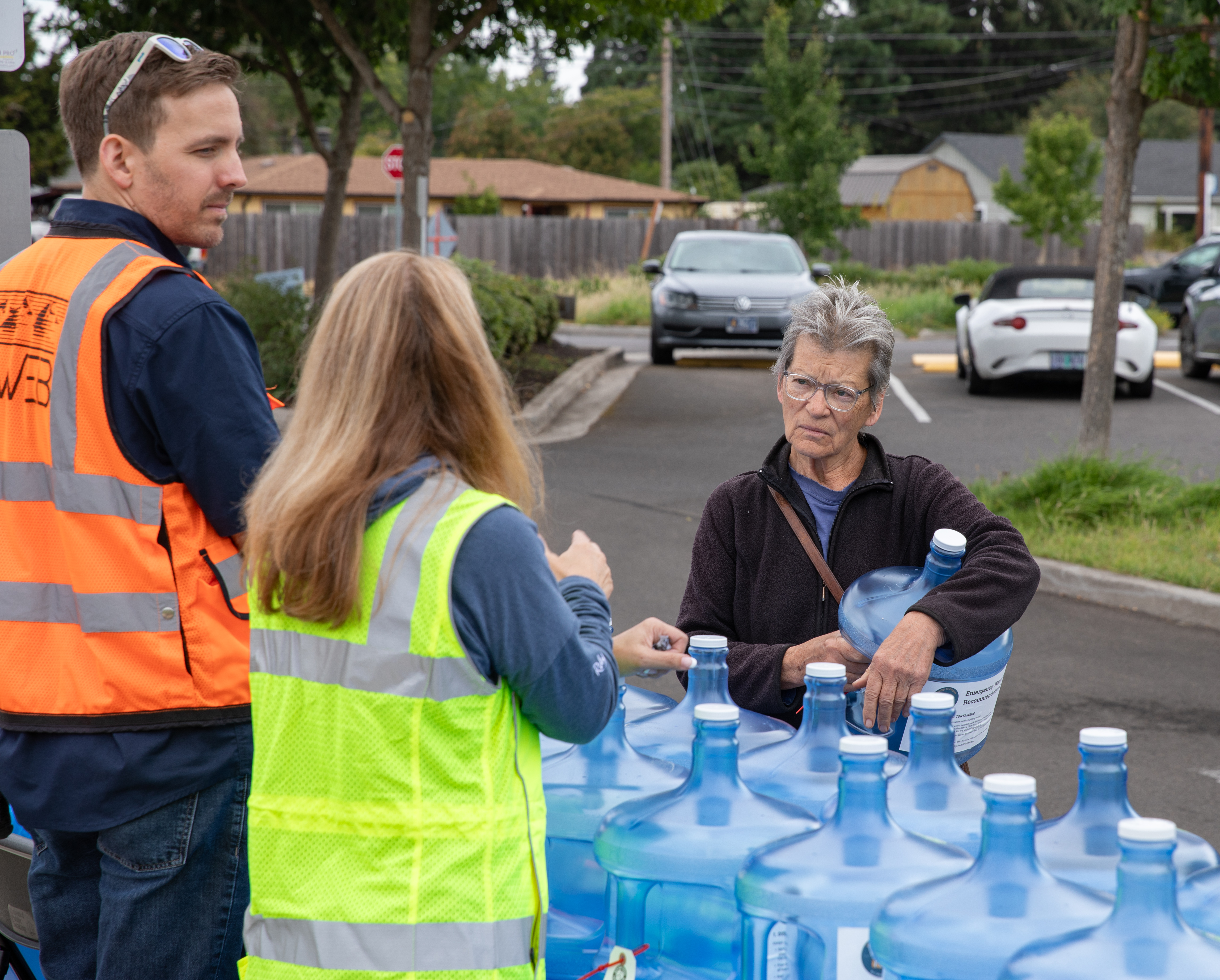 Community member asks questions to EWEB staff about emergnecy preparedness.