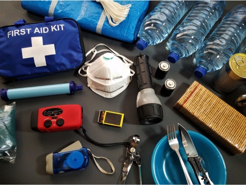 Show what should be in an emergency kit for supplies