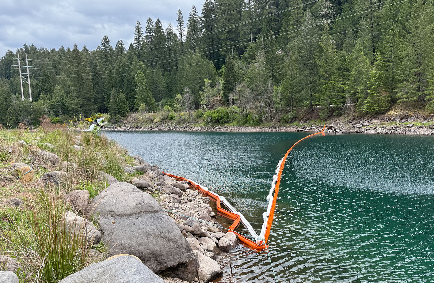 Solid floating containment boom in Trailbridge Reservoir